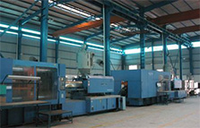Large-tonnage plastic injection molding machine