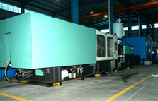 680-ton plastic injection molding press